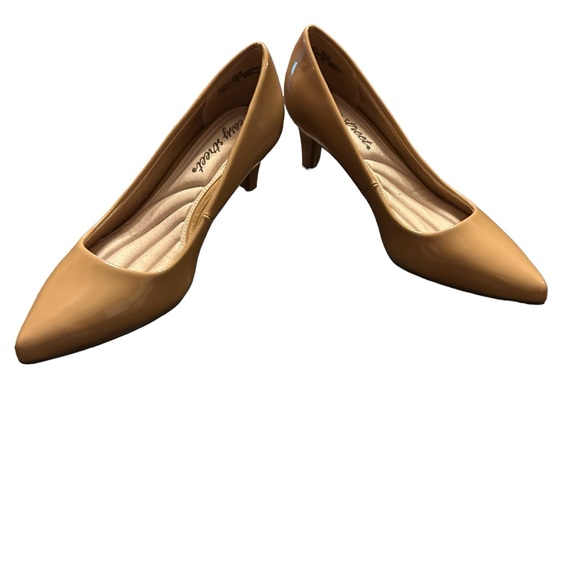 Easy Street Pointe Classic Nude Pumps Comfort Heels Kitten Heels NEW  Size 6.5 - Picture 6 of 11